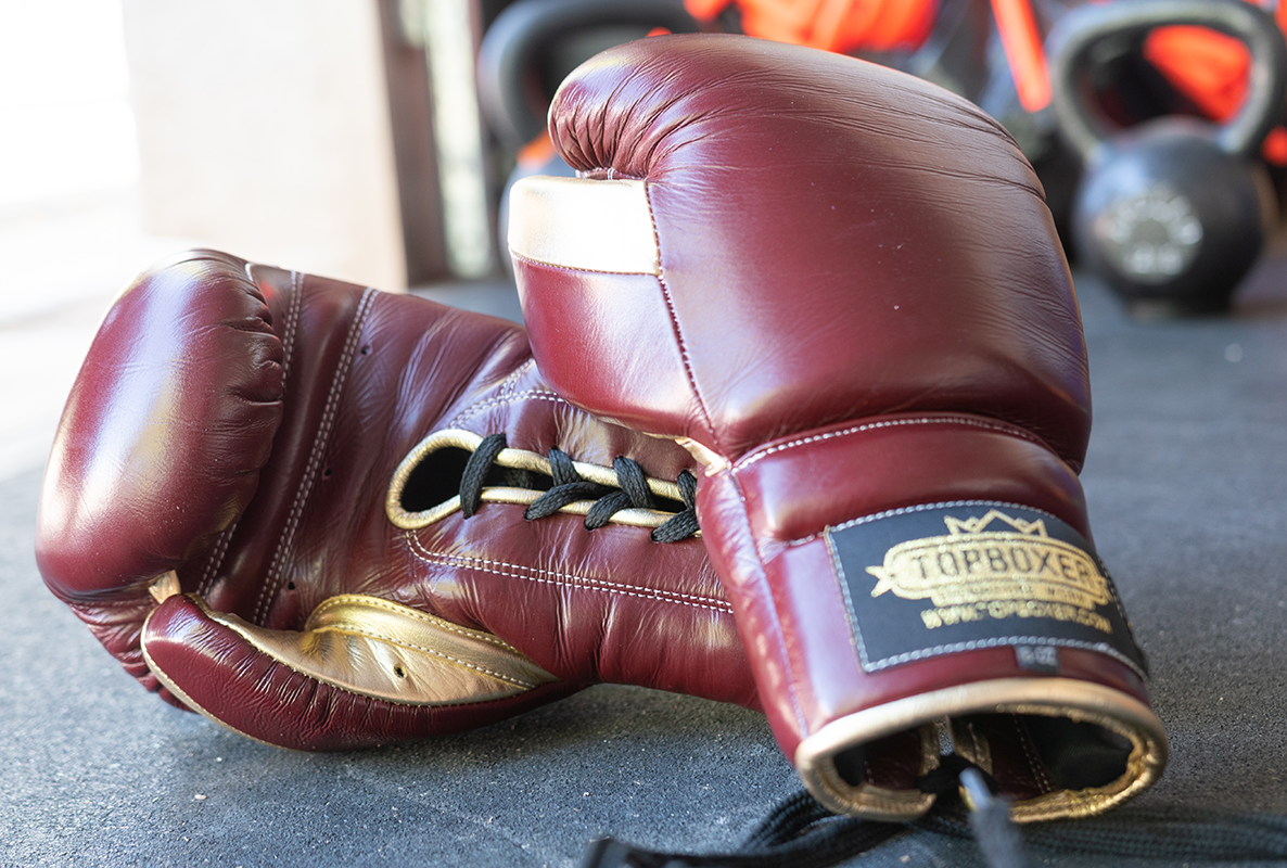 How To Tie Your Lace-up Boxing Gloves When Training Alone – Luctor ...